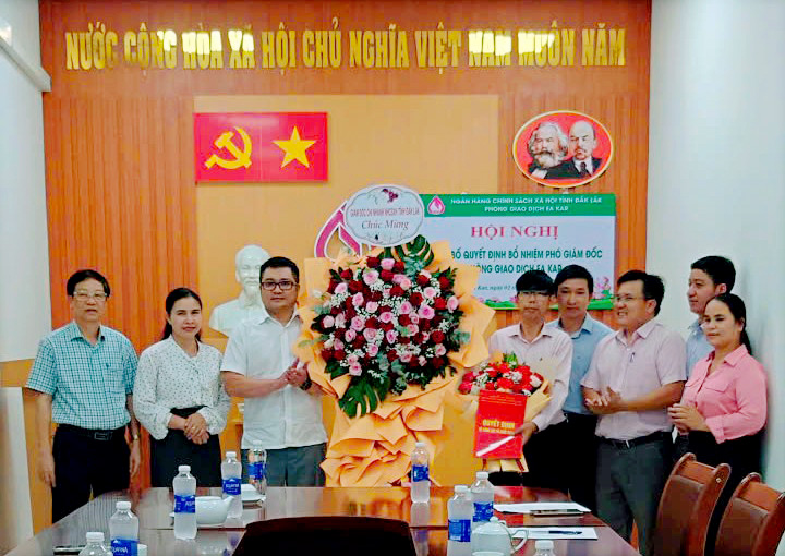 Công bố quyết định bổ nhiệm Phó Giám đốc Phòng Giao dịch Ngân hàng Chính sách xã hội Ea Kar