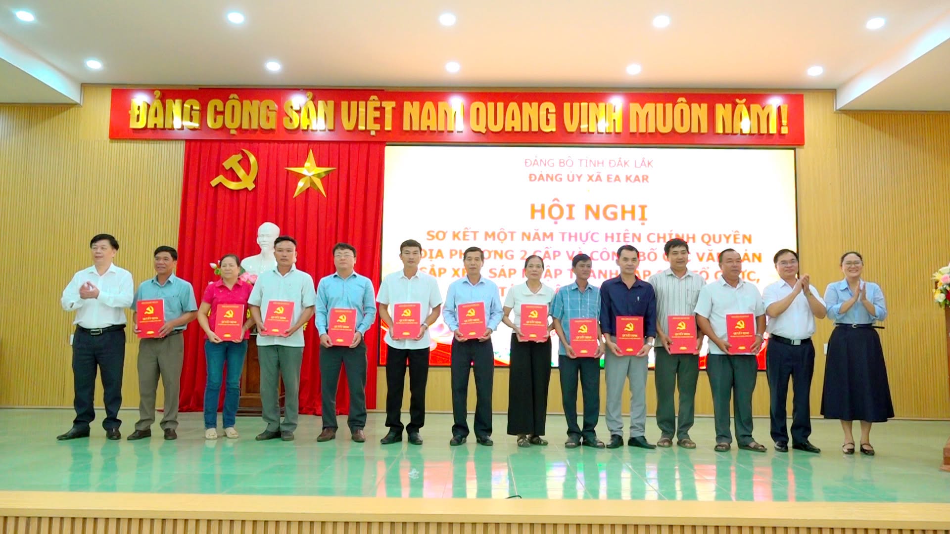 Xã Ea Kar sơ kết 1 năm thực hiện mô hình chính quyền địa phương 2 cấp; công bố các quyết định về sắp xếp, tổ chức lại thôn, buôn