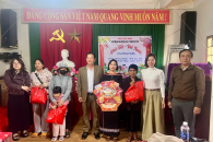Trung tâm Phục vụ Hành chính công xã Ea Kar, Công ty TNHH MTV 52 tổ chức tặng quà Tết đồng bào có hoàn cảnh khó khăn tại Buôn kết nghĩa nhân dịp Tết Nguyên đán 2026