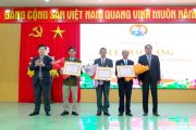 Đảng ủy xã Ea Kar trao Huy hiệu Đảng đợt 3/2 cho 24 đảng viên