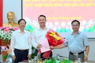 Xã Ea Kar trao Giấy chứng nhận quyền sử dụng đất  và bàn giao đất thực địa cho doanh nghiệp