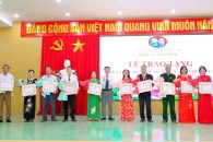 Đảng ủy xã Ea Kar tổ chức Lễ trao tặng Huy hiệu Đảng đợt 19/5